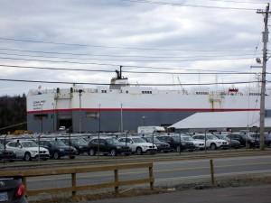 Le cargo en arrière plan, mais pouvez-vous voir Macc ?