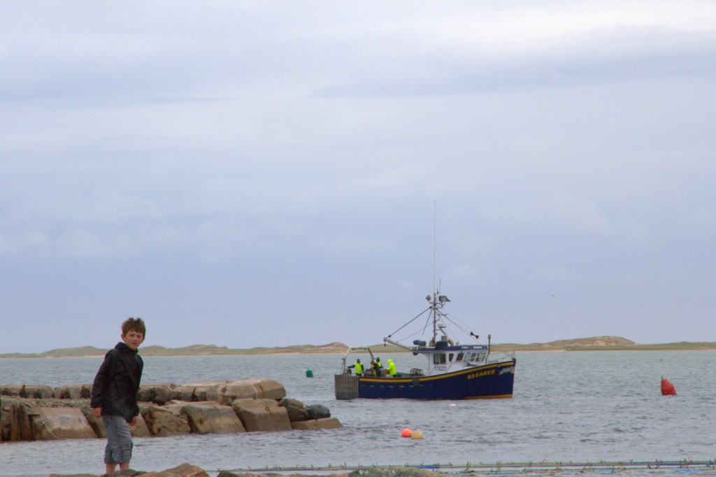 Les pêcheurs de homards posent pour la photo. Heu non, ils pêchent.