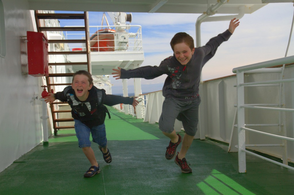 Evidemment ça souffle même sur le bateau, faut s'accrocher.