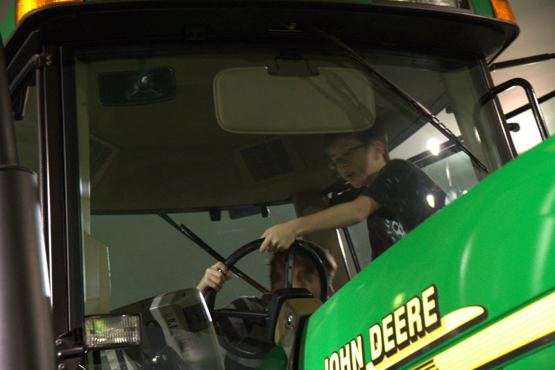 Inevitablement, ca se bat pour conduire le tracteur John Deere ....