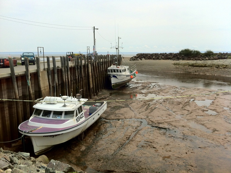 Maree basse: notez comme le bateau est bas par rapport au quai !