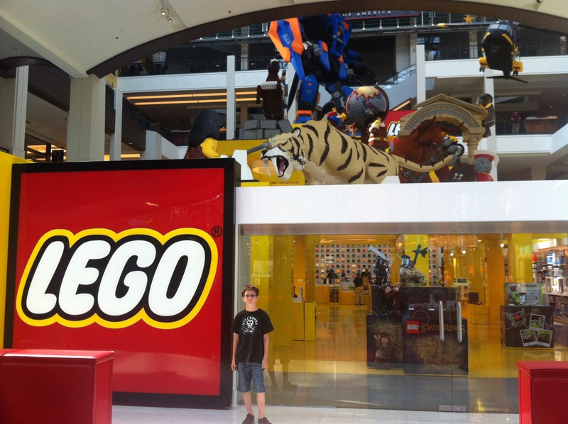 Boutique de LEGO geante, les 4 garcons apprecient en connaisseurs...