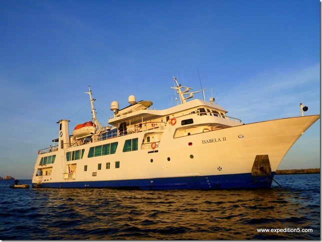 "Notre" navire, l'Isabella II, à  l'ancre à proximitée des iles Galapagos, Equateur.