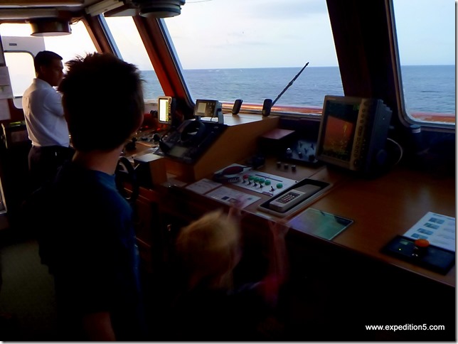 Les enfants visitent avec plaisir la passerelle de pilotage de l'Isabella II -  Galapagos, Equateur.