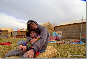 Petit calin de grand frère,Ile flottante, Lac Titicaca, Pérou