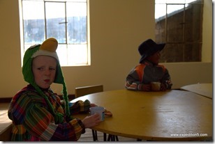 Clément n'apprécie pas trop la boisson de quinoa, Llachon, Lac Titicaca, Pérou